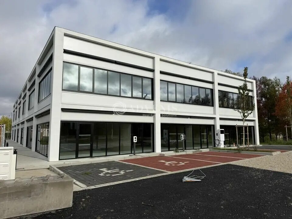 Retail in Collégien for lease Building Photo- Image 1 of 13