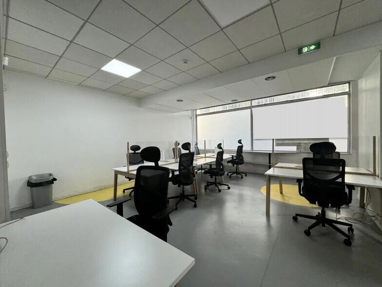 Retail in Courbevoie for sale - Interior Photo - Image 1 of 8