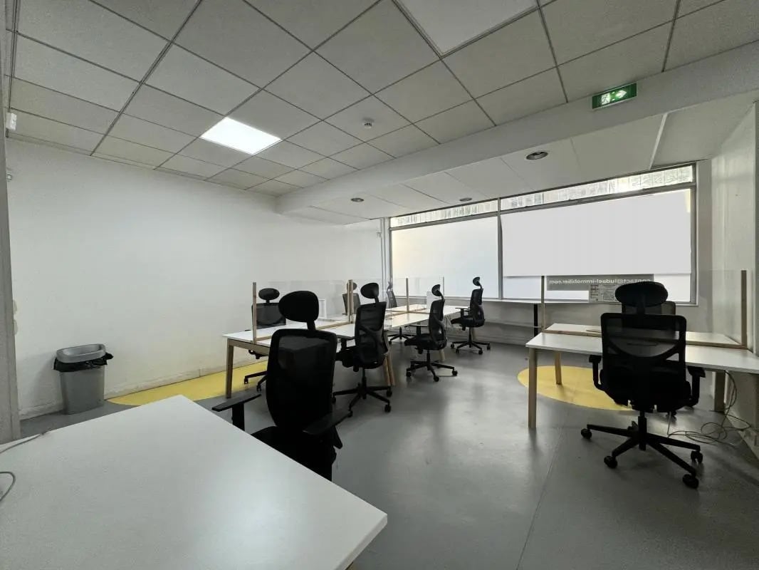 Retail in Courbevoie for sale Interior Photo- Image 1 of 9