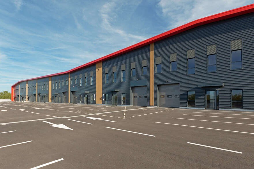 2 Rue Denis Diderot, Élancourt for lease - Building Photo - Image 2 of 4