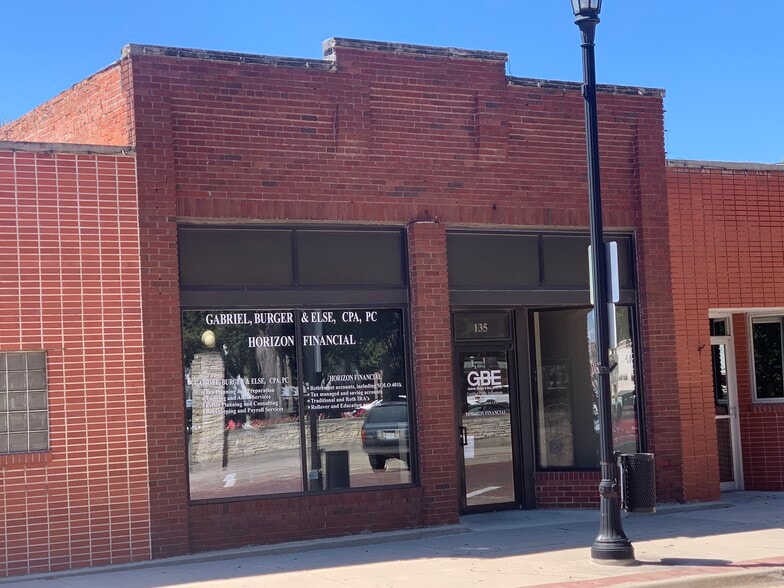 135 N 5th St, Seward, NE for lease - Primary Photo - Image 1 of 4