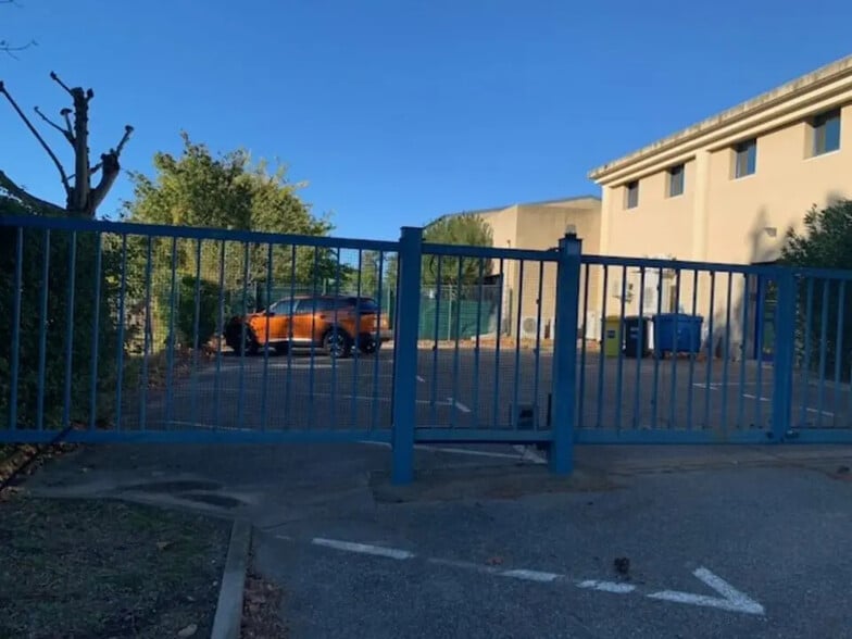 Office in Avignon for lease - Building Photo - Image 3 of 12