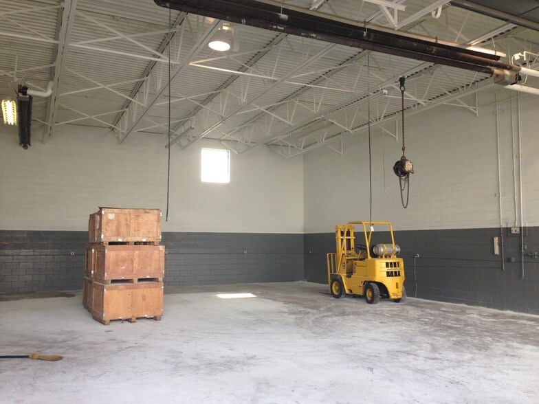 2500 Commercial Dr, Auburn Hills, MI 48326