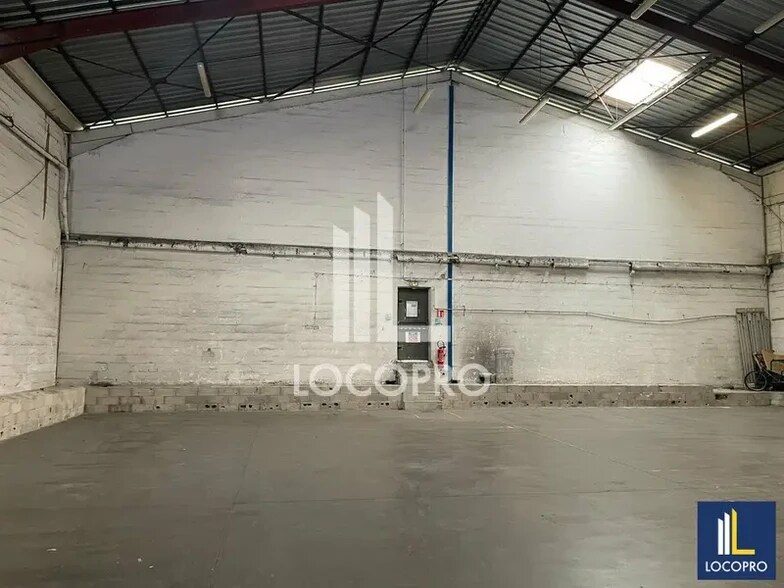 Flex in Marseille for lease - Interior Photo - Image 2 of 4