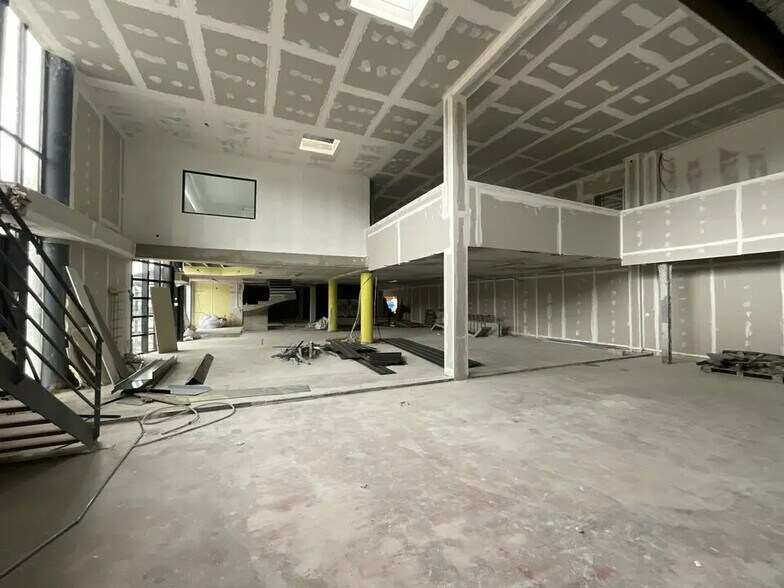Retail in Saint-Thibault-des-Vignes for lease - Building Photo - Image 3 of 5