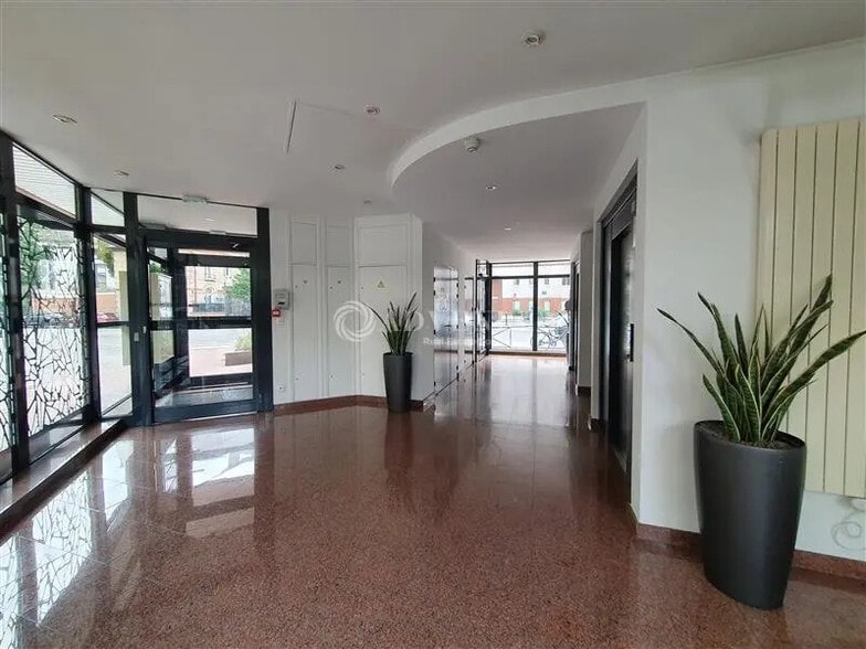 Office in Boulogne-Billancourt for lease - Lobby - Image 2 of 17