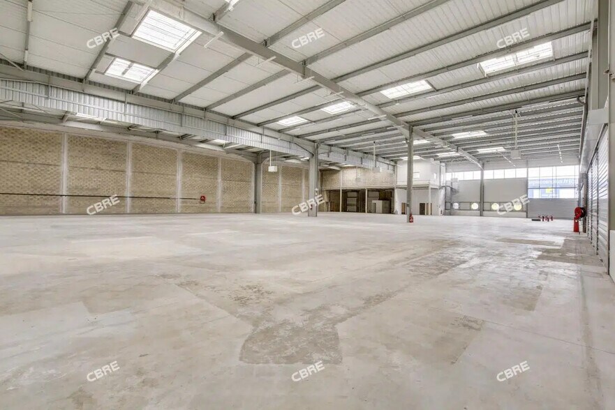 Flex in Trappes for lease - Interior Photo - Image 1 of 12