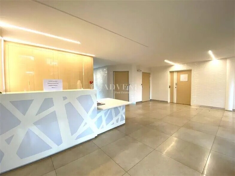 Office in La Garenne-Colombes for lease - Lobby - Image 2 of 3