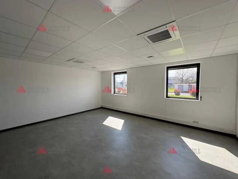Office in Châtenoy-le-Royal for lease - Interior Photo - Image 2 of 4