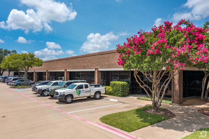 1850 Crown Dr, Dallas, TX for lease - Building Photo - Image 3 of 10