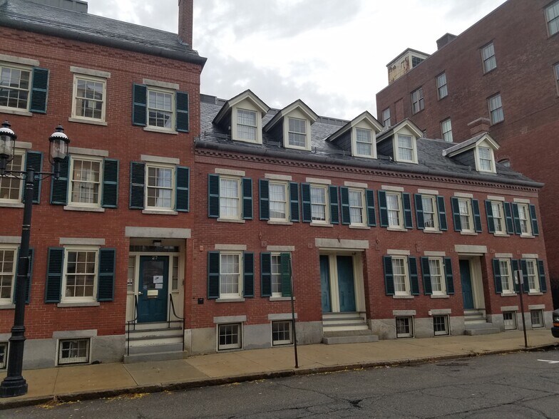 27 Kirk St, Lowell, MA 01852