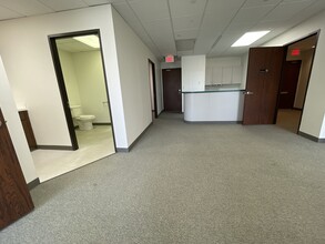 701 Lee St, Des Plaines, IL for lease Interior Photo- Image 2 of 8