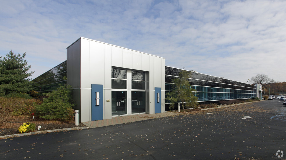 100 Sunnyside Blvd, Woodbury, NY for lease - Building Photo - Image 3 of 9