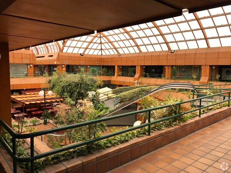 Retail in Pozuelo de Alarcón, Madrid for lease - Building Photo - Image 2 of 4