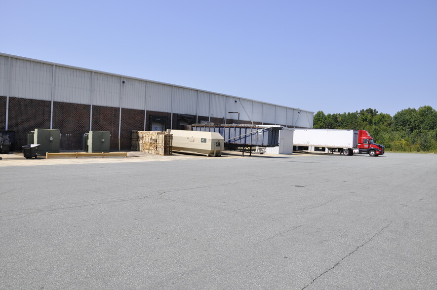 2050 Willow Springs Ln, Burlington, NC for lease - Building Photo - Image 2 of 4