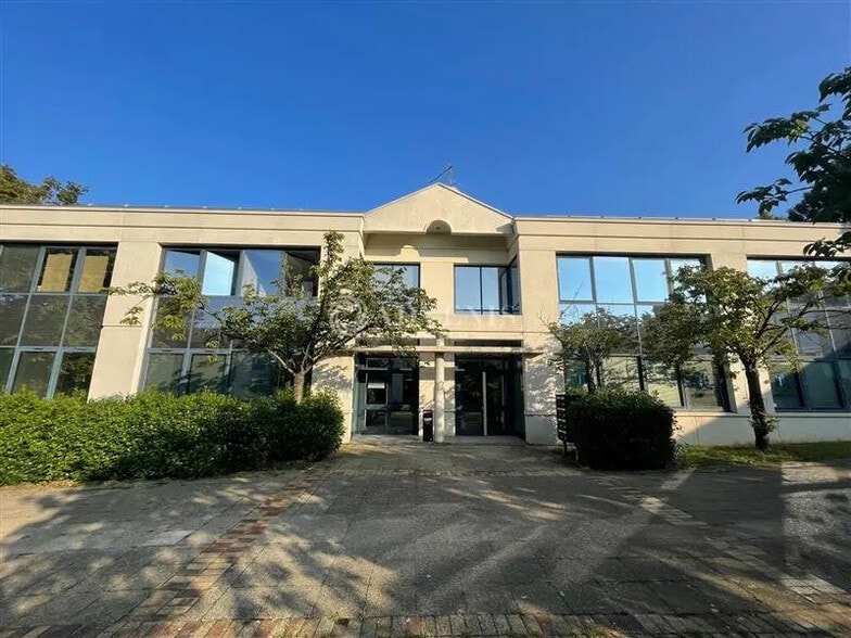 Office in Créteil for lease - Building Photo - Image 1 of 5