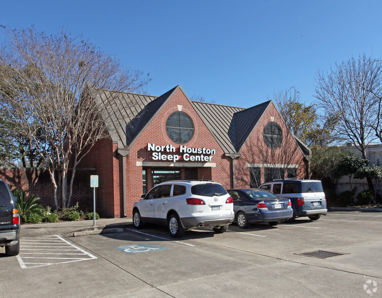 2710 Mangum Rd, Houston, TX for lease - Building Photo - Image 1 of 7