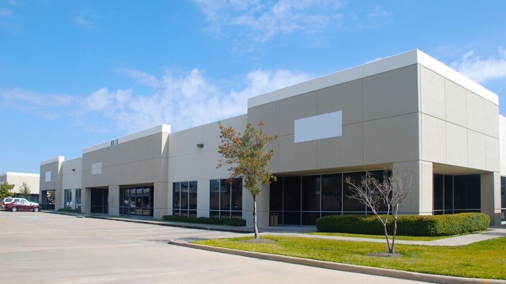 6550 W Sam Houston Pky N, Houston, TX for lease - Building Photo - Image 1 of 4