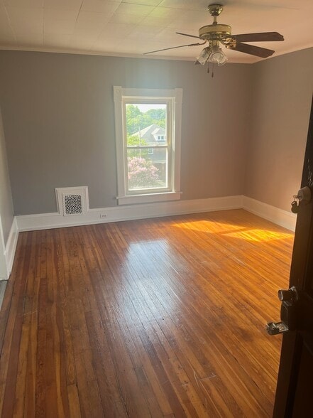 813/821 13th St portfolio of 2 properties for sale on LoopNet.com - Interior Photo - Image 3 of 6