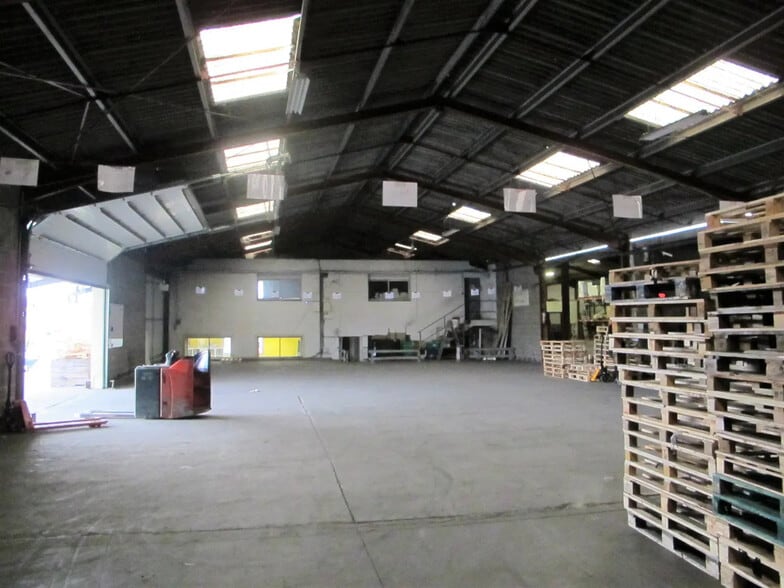 Flex in Cavaillon for lease - Building Photo - Image 2 of 3