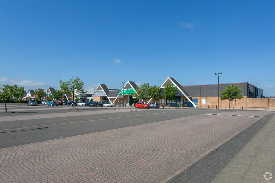 1-11 Springkerse Retail Park, Stirling for lease - Building Photo - Image 2 of 8