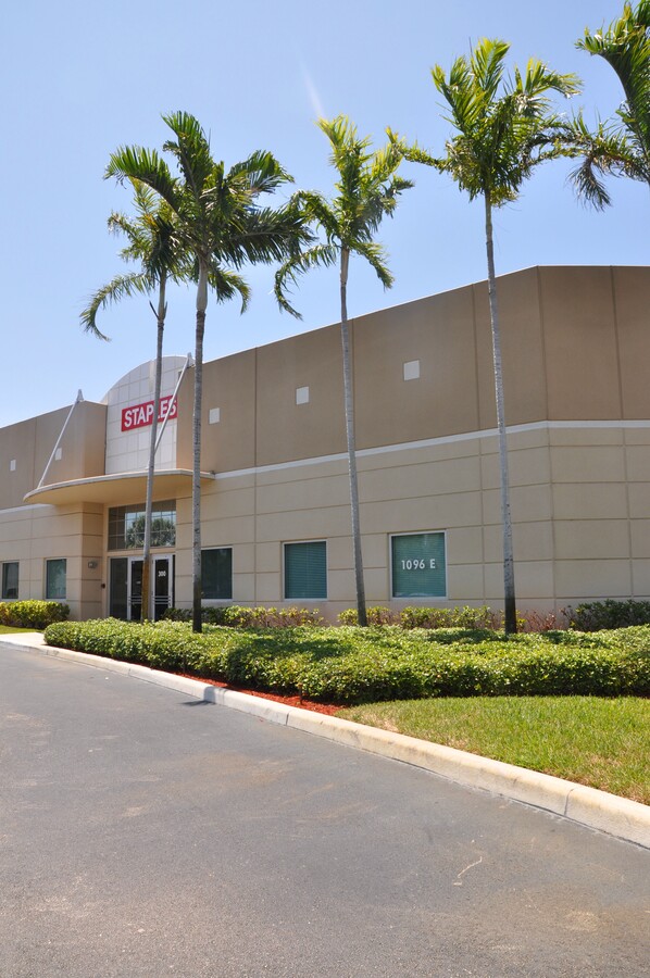 1096 E Newport Center Dr Deerfield Beach Fl 33442 Staples Loopnet Com