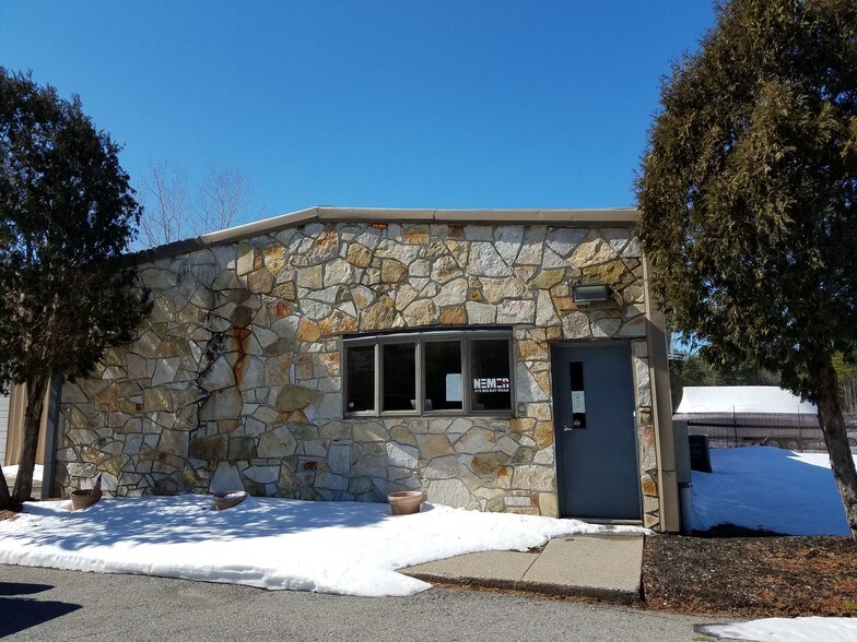 415 Big Bay Rd, Queensbury, NY for sale - Building Photo - Image 1 of 1