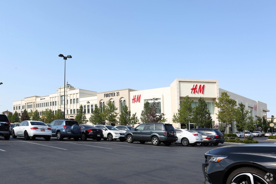 172 N East Promontory, Farmington, UT for lease - Primary Photo - Image 1 of 15