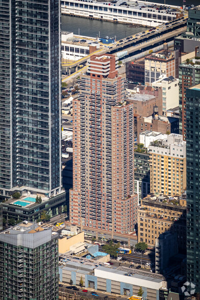 560 W 43rd St, New York, NY for sale - Primary Photo - Image 1 of 1