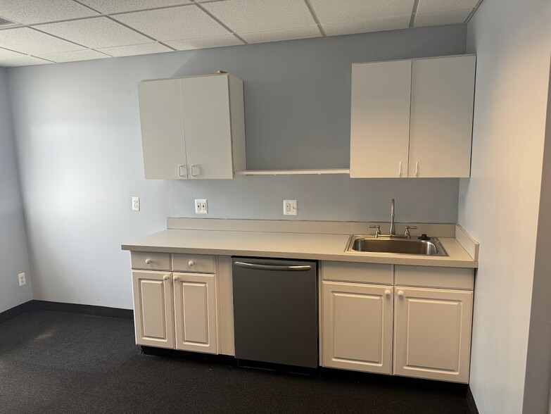 36385-36405 Harper Ave, Clinton Township, MI for lease - Building Photo - Image 2 of 8