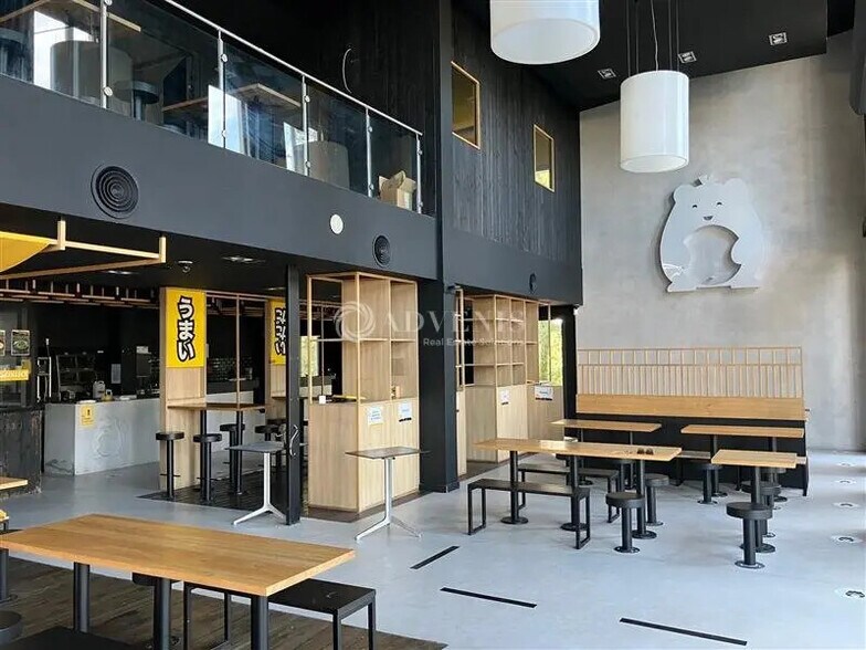 Retail in Le Haillan for lease - Interior Photo - Image 2 of 5