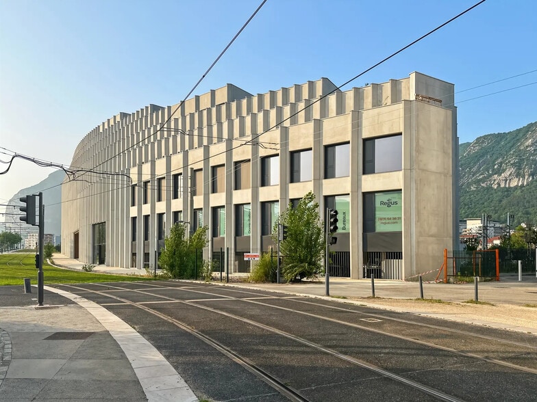 Office in Grenoble for lease - Building Photo - Image 3 of 10