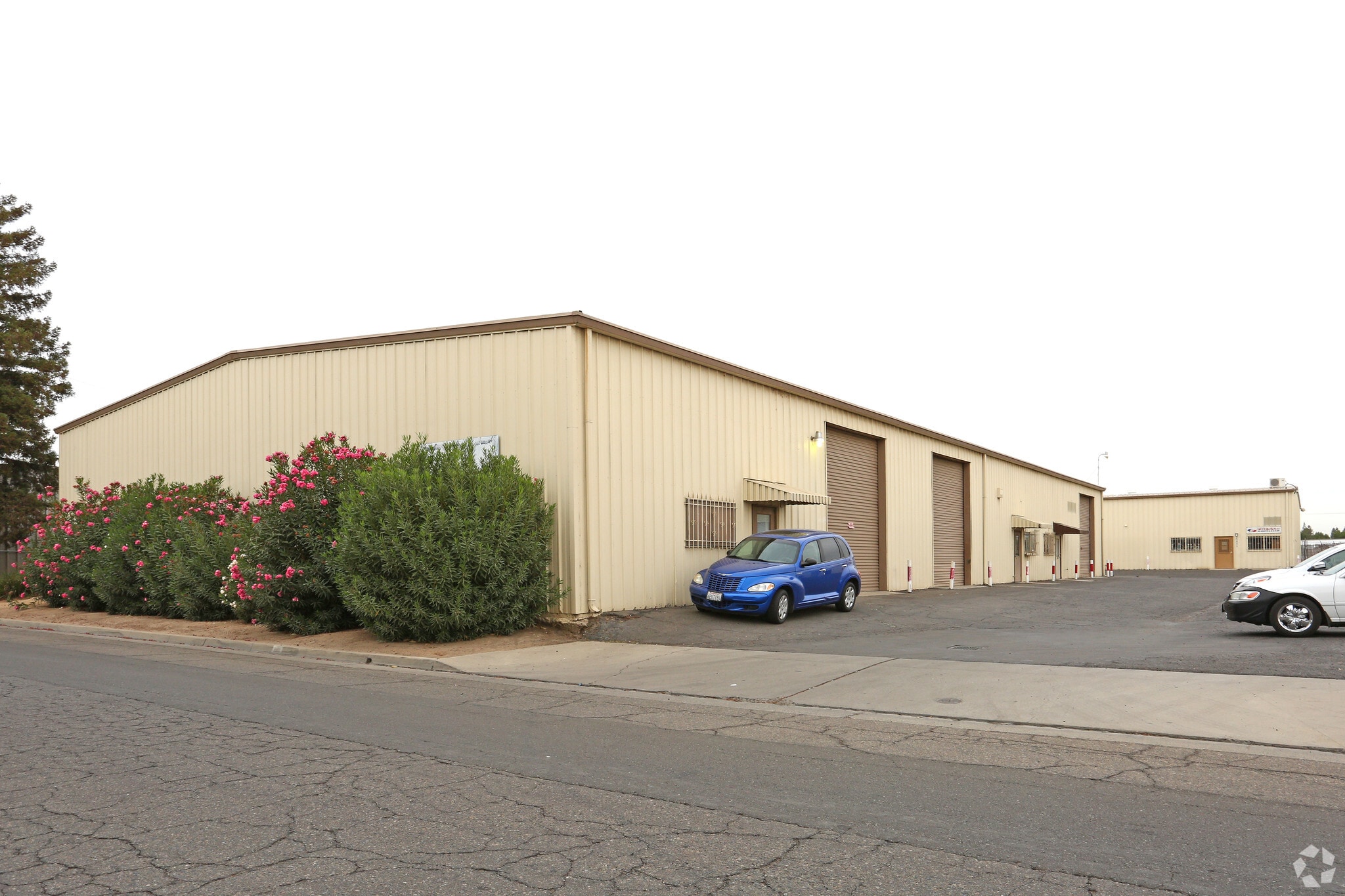 3332-3346 W Sussex Way, Fresno, CA for lease Primary Photo- Image 1 of 9