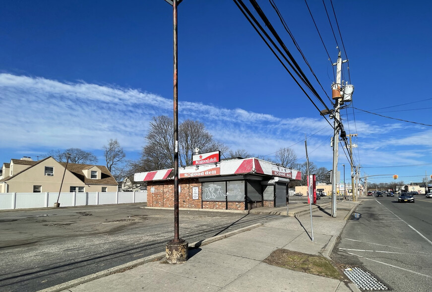 425 Nassau Rd, Roosevelt, NY for sale - Building Photo - Image 1 of 2