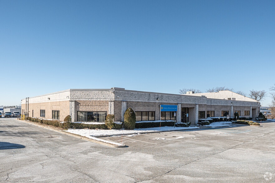 265 Executive Dr, Plainview, NY for sale - Primary Photo - Image 1 of 1