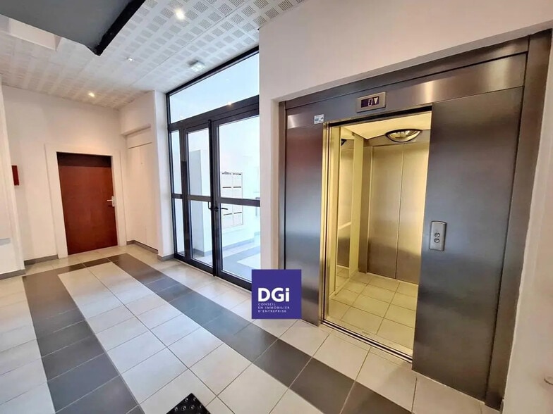 Office in Nîmes for lease - Lobby - Image 2 of 5