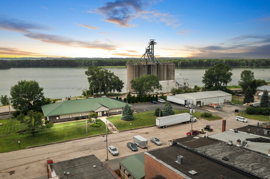 NNN leased office and warhouse portfolio of 2 properties for sale on LoopNet.com - Primary Photo - Image 1 of 1