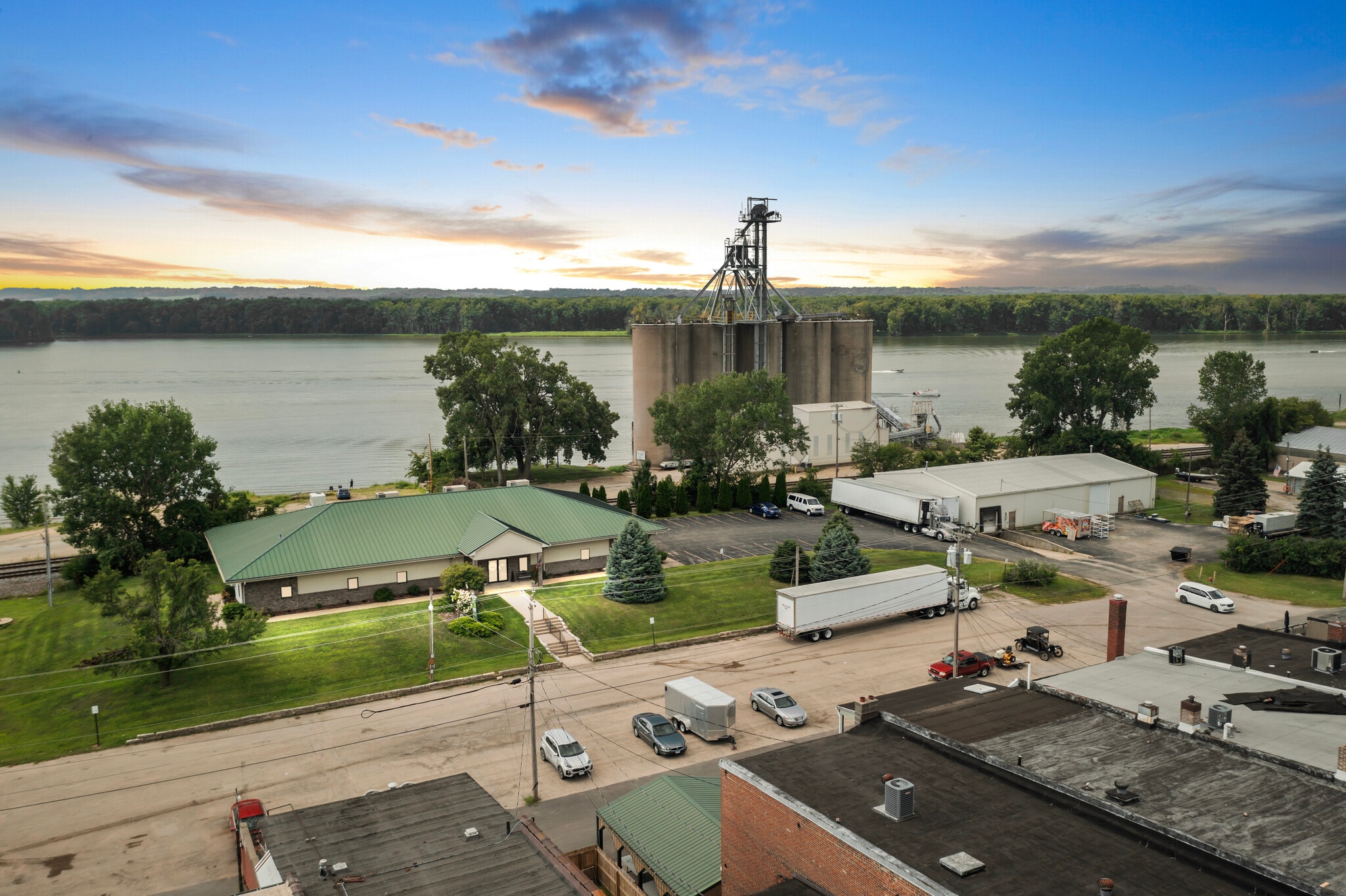 NNN leased office and warhouse portfolio of 2 properties for sale on LoopNet.com Primary Photo- Image 1 of 2