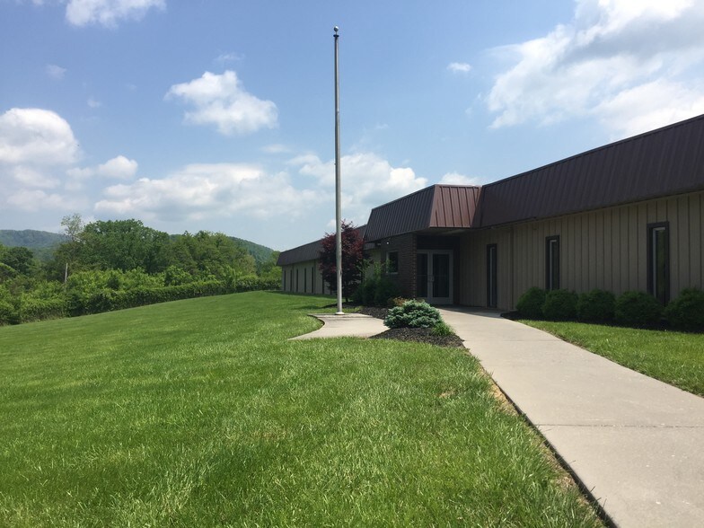 200 Fairchild Ln, Glen Lyn, VA for sale - Building Photo - Image 1 of 1