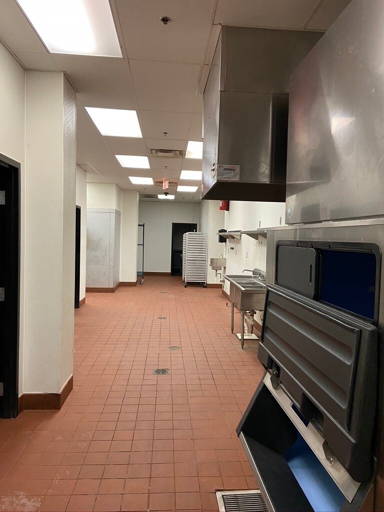 4407544275 W 12 Mile Rd, Novi, MI 48374 Twelve Mile Crossing at