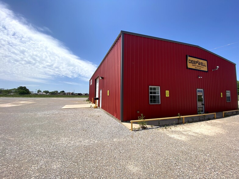 1002 Commerce Dr, Lindsay, OK for lease - Building Photo - Image 1 of 9