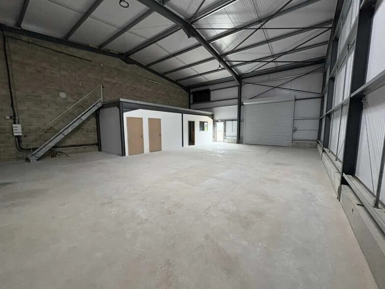 Flex in Breuil-le-Sec for lease - Interior Photo - Image 2 of 3