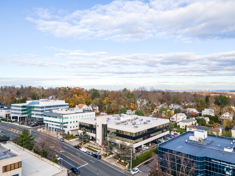 833 Northern Blvd, Great Neck, NY for lease - Aerial - Image 3 of 16