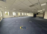 Bureau spacieux et lumineux avec de grandes fenêtres.