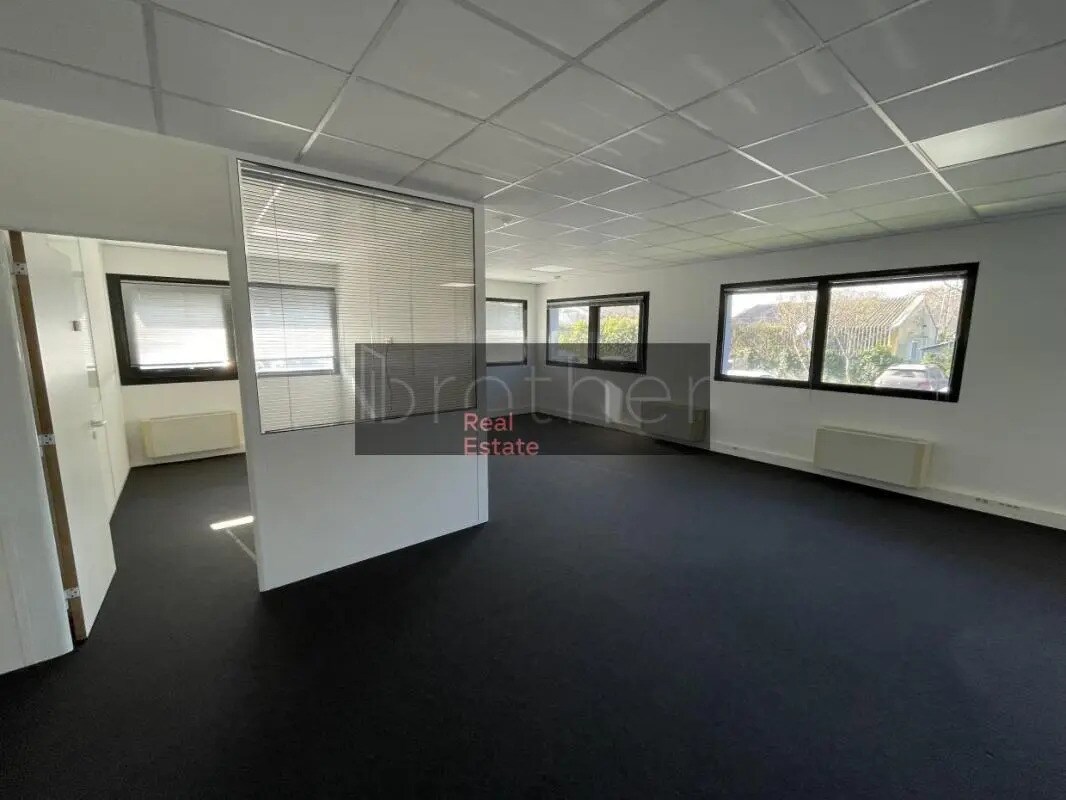 Office in Canéjan for lease Interior Photo- Image 1 of 9