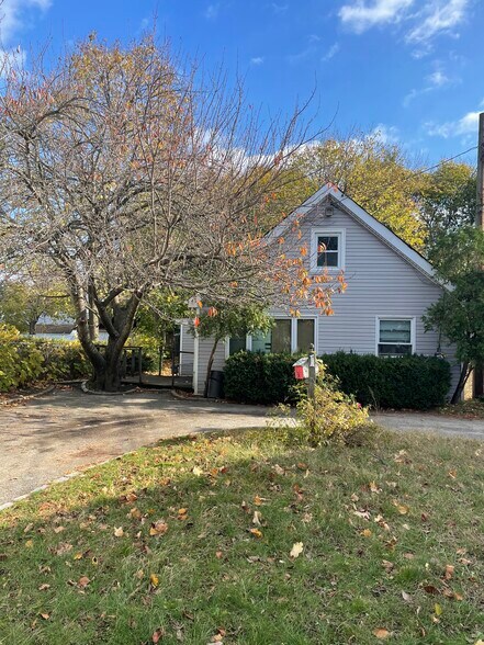 19 Rose Ave, Glen Cove, NY for sale - Primary Photo - Image 1 of 1