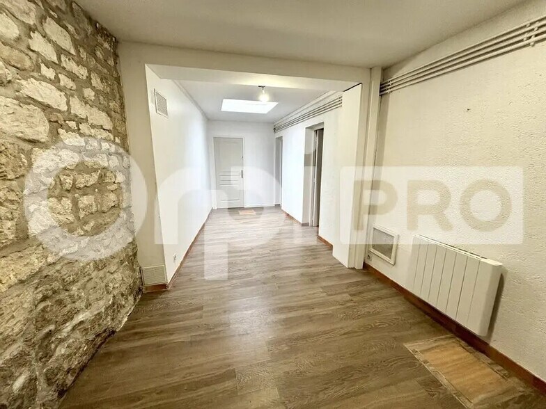 Retail in Compiègne for lease - Building Photo - Image 2 of 5