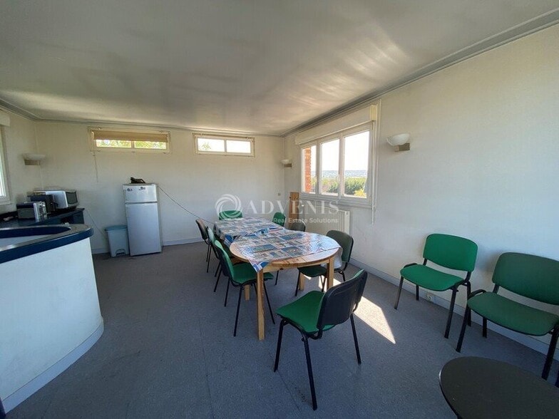 Office in Poissy for sale - Building Photo - Image 2 of 10