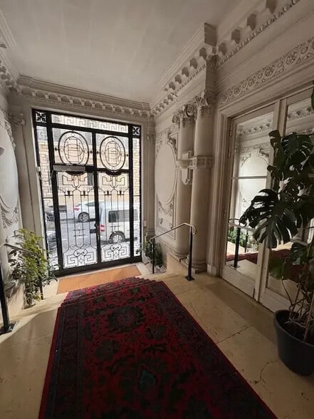 5 Rue Balzac, Paris for lease - Building Photo - Image 2 of 21