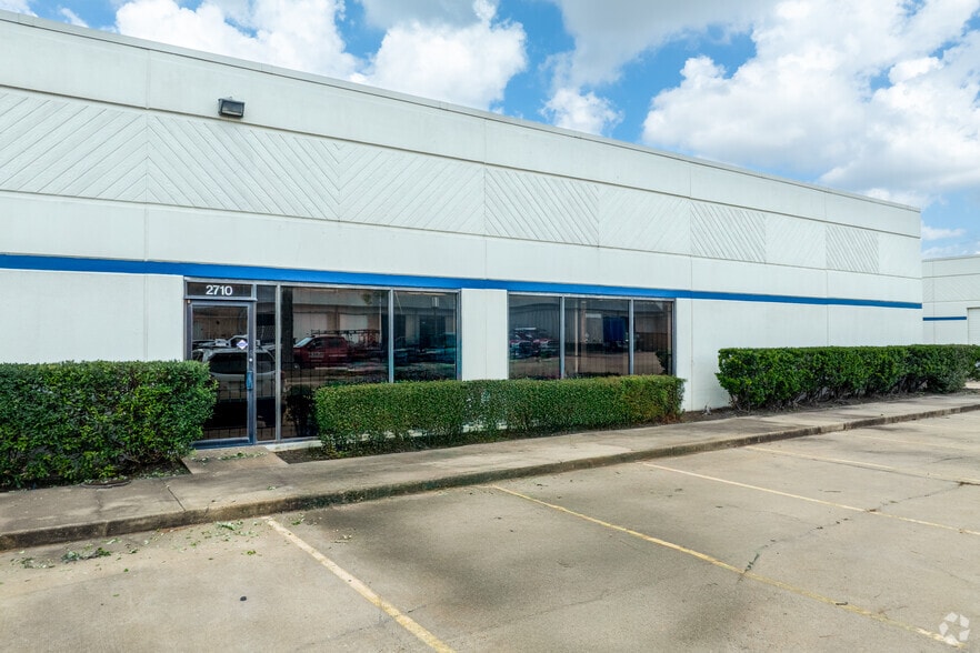2748-2758 Bingle Rd, Houston, TX for lease - Building Photo - Image 3 of 18
